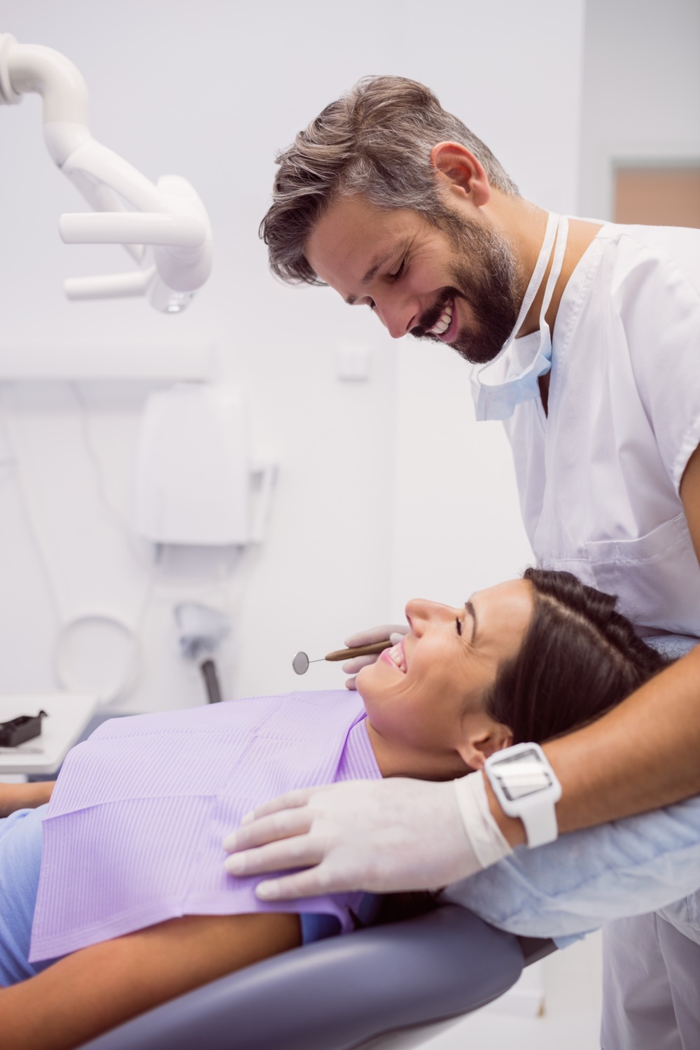 Dentista atendendo paciente em emergência